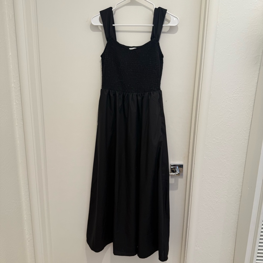 The Willow Label Black midi Dress